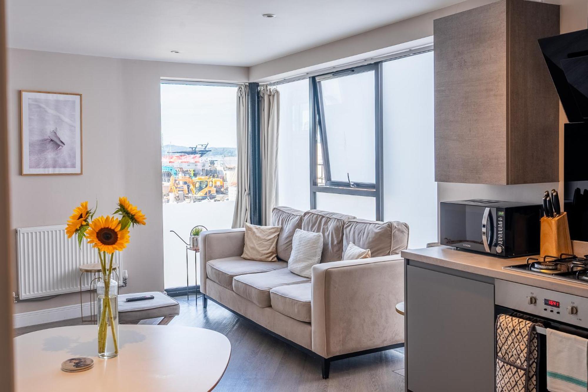 Beautiful Two Bedroom Harbour Side Apartment プール エクステリア 写真